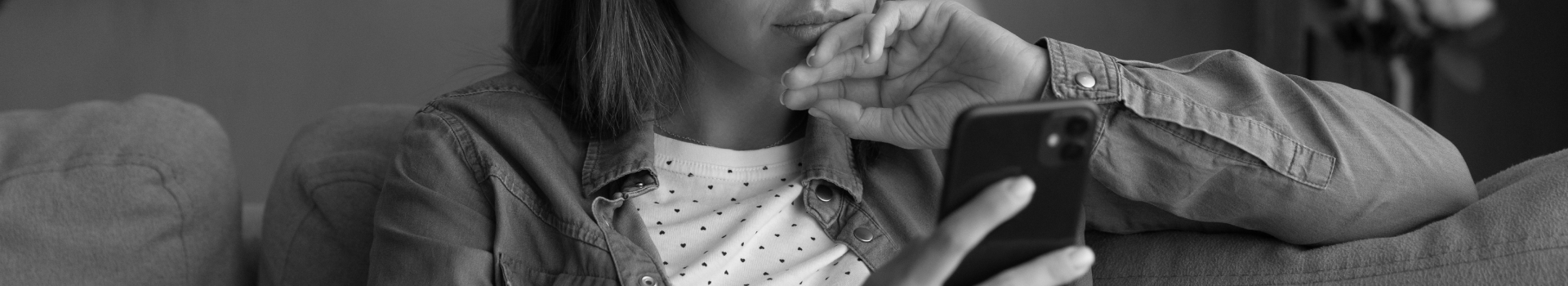 A wonan with her phone